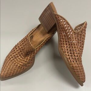 Sbicca Vintage Collection Woven Tan leather Women's mules size 8 preowned